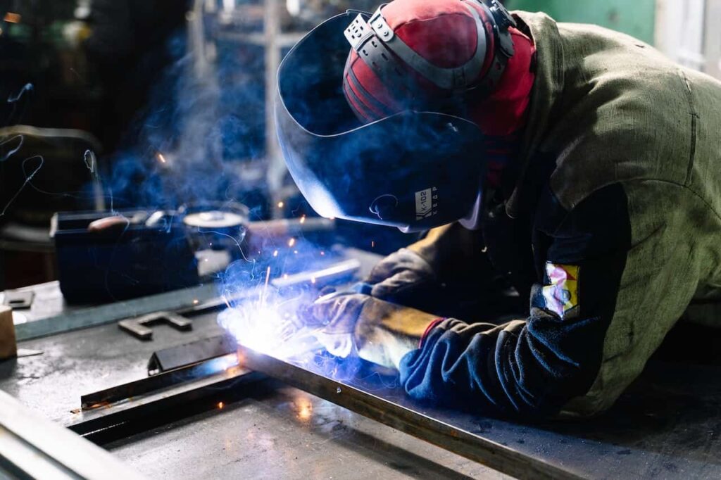 Training Teknik Las dan Penyambungan dalam Perakitan Komponen Mekanik